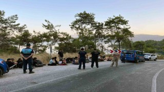 22 düzensiz göçmen ve 2 göçmen kaçakçısı yakalandı