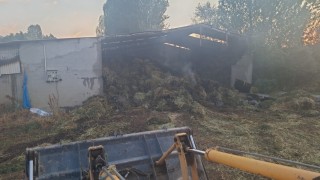 3 kamyon saman yandı