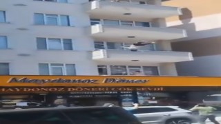 4. kattan atladı, sundurmanın üzerine düşerek yaralandı