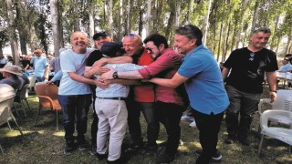 45 yıl sonra duygulandıran buluşma: Ali Öğretmen öğrencileriyle şenlikte buluştu