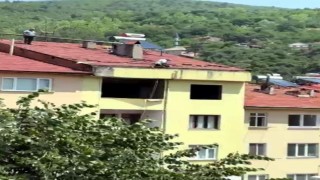 5 katlı binanın çatısında canlarını hiçe saydılar