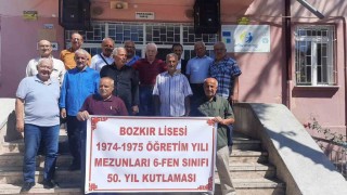 50 yıl sonra mezun oldukları okulda buluştular