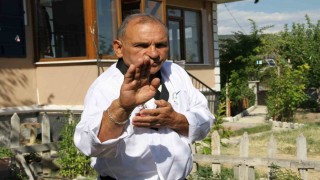 65 yaşındaki taekwondocu hareketleriyle gençlere taş çıkartıyor