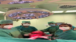 71 yaşındaki kadının karnından 9 kiloluk kitle çıkarıldı