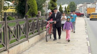 80lik dede torunlarını Kuran öğrensin diye her gün bisikletiyle camiye götürüyor
