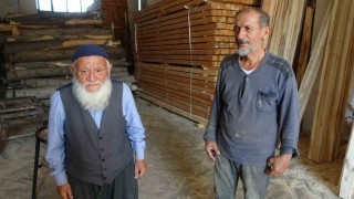 93 yaşındaki marangoz ustası, oğlu ile ağaçlara şekil veriyor