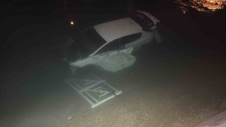 Adanada otomobil sulama kanalına düştü: 3 yaralı