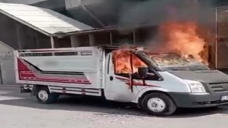 Adanada park halindeki iki araç yandı