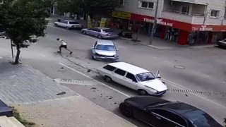 Adanada sürücü kaza sırasında açılan kapıdan inip koşarak uzaklaştı