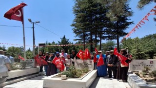 Adanalı üniversite öğrencileri Şehit Ömer Halisdemirin kabrinde dua etti