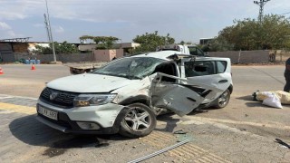 Adıyamanda minibüs ile hafif ticari araç çarpıştı: 1i ağır 2 yaralı