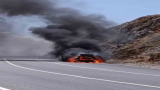 Adıyamanda otomobil cayır cayır yandı