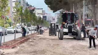 Adnan Menderes Caddesinde Modern Görünüm İçin Çalışmalar Sürüyor