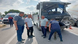 Afyonkarahisarda midibüs kamyonla çarpıştı: 7 yaralı