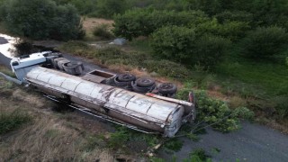 Afyonkarahisarda sıcak asfalt yüklü tır devrildi