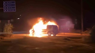 Ağaçlı Kavşağında araç yangını, otombil dakikalar içinde küle döndü