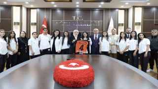 Ağrı kadın futbol takımı, Bakan Göktaşla bir araya geldi