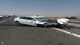 Ağrıda otomobil traktöre çarptı: 2 yaralı