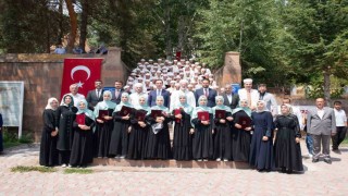 Ahlatta 83 öğrenci mezun olarak hafız oldu
