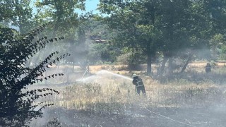 Akaryakıt istasyonu yanında çıkan örtü yangını büyümeden söndürüldü