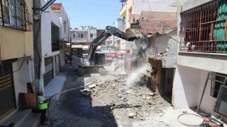 Akdenizde metruk yapılar tek tek yıkılıyor
