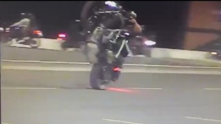 Akrobasi hareketleri yapan motosikletliler sivil trafik ekiplerine takıldı