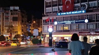 Akşam termometre 35i gösterdi Aydınlılar serinlemek için meydana akın etti