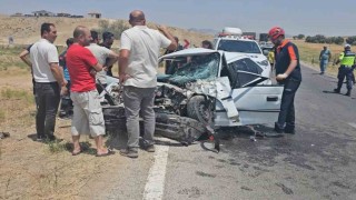 Aksarayda otomobil ile kamyonet çarpıştı: 1 ölü, 3 yaralı