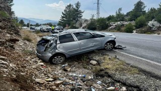 Aksekide otomobil yoldan çıkıp kayalık alana çarptı: 5 yaralı