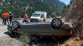 Aksekide otomobil yoldan çıkıp takla attı: 2 yaralı
