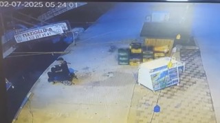 Akülü sandalye ile geldiği iskeleden kendini denize bıraktı