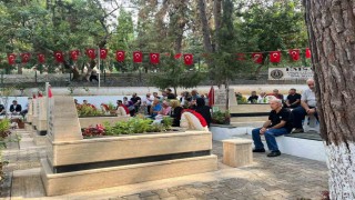 Alanyada 15 Temmuzda şehitliğe karanfil bırakıldı