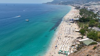 Alanyada serinlemek isteyen turistler soluğu Kleopatra Plajında aldı