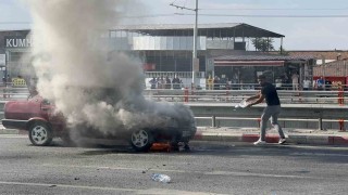 Alev alan otomobilini kendi çabasıyla söndürmeye çalıştı