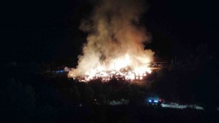 Alevler geceyi böyle aydınlattı: Yanan köy havadan görüntülendi