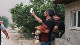 Alevler yaklaşınca horozunu kucağına alarak köyü terketti