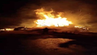 Alevlere teslim olan ev küle döndü