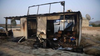 Alevlere teslim olan konteyner iş yeri kullanılamaz hale geldi