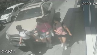 Alkollü sürücü kaldırımda yürüyen yayalara çarptı: 2 yaralı