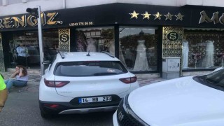 Amasyada kaza yapan aracın vitrine çarptığı anlar kamerada