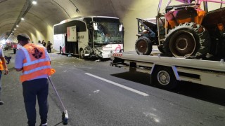 Amasyada tünelde yolcu otobüsüyle traktör çarpıştı: 1 yaralı