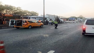 Anadolu otoyolunda tır bariyere girdi yol trafiğe kapandı