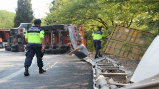 Anadolu Otoyolunda tır devrildi: Sürücü kazayı yara almadan atlattı