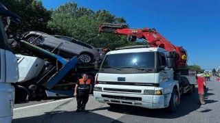 Anadolu Otoyolunda tır kazası: Sıfır kilometre Togg otomobiller hasar gördü, sürücü yaralandı