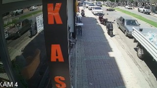 Aniden yola çıkan otomobile çarpan motosikletli yaralandı