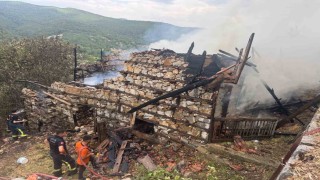 Anızda çıkan yangın asırlık düğmeli evleri küle döndürdü