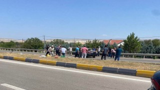 Ankarada kontrolden çıkan otomobil refüje çarptı: 1 yaralı