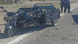 Ankarada tırın sıkıştırdığı 3 tekerli motosiklet devrildi: 3 yaralı
