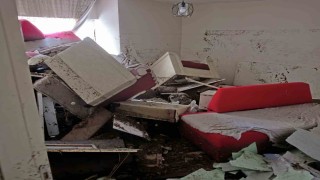 Ankarada yağış sonrası su dolan dairenin duvarı yıkılarak kullanılmaz hale geldi