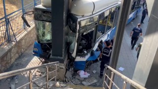 Ankaranın Keçiören ilçesinde bir EGO otobüsü kaza yaptı. Kazada çok sayıda yaralı olduğu belirtildi.